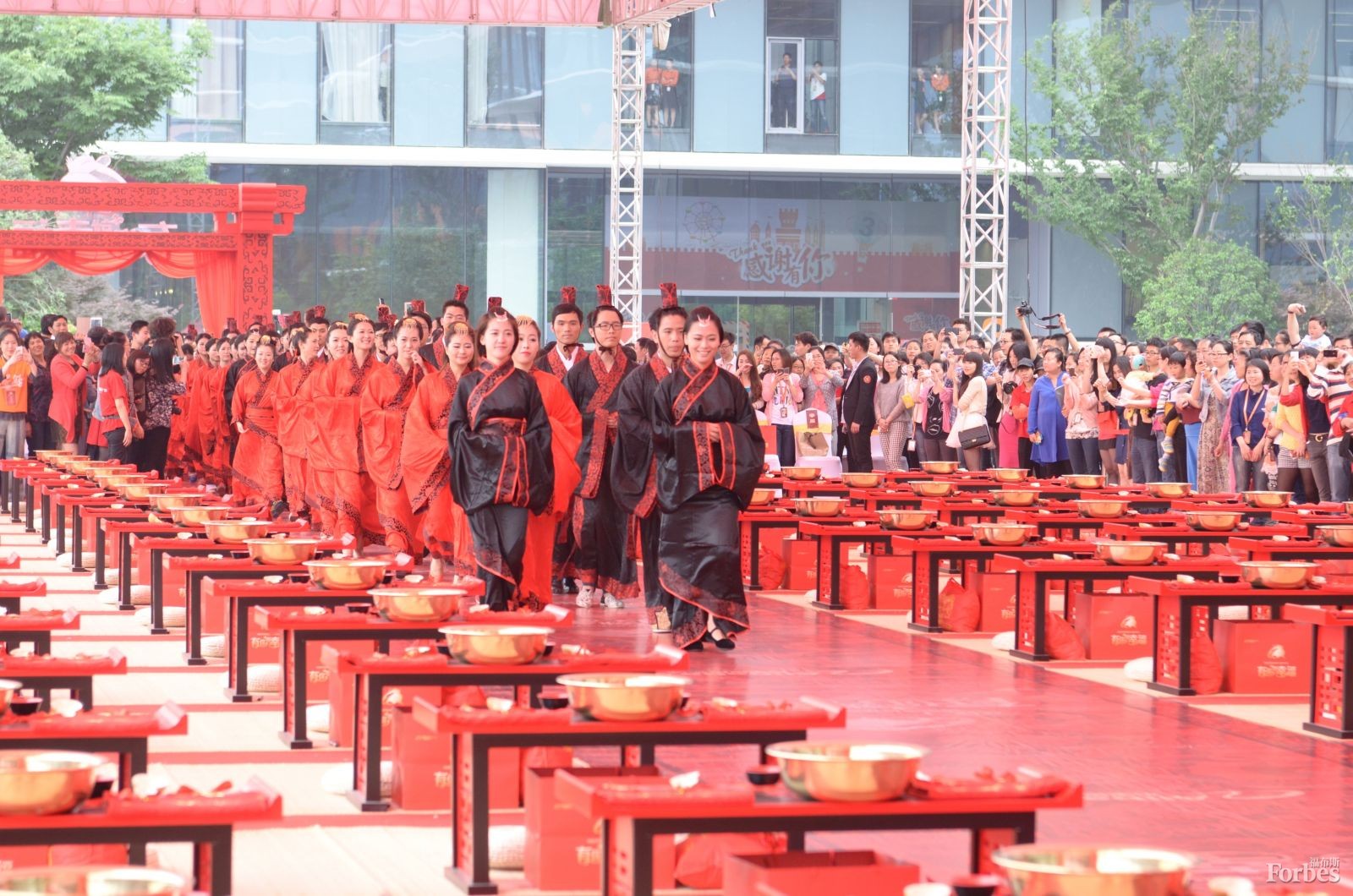5月9日，阿里巴巴在杭州為102對新人舉行了集體婚禮，其中大部分為該公司員工。