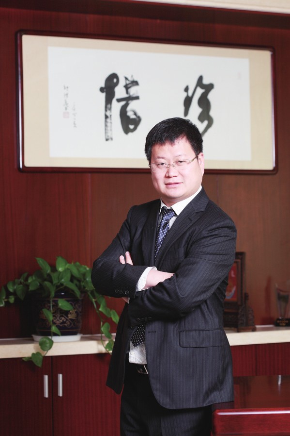 9年前，鄒承慧站在江陰華士鎮(zhèn)華西村的一間荒廢車間門口，帶著13名員工，前途充滿未知。9年后，鄒承慧率領(lǐng)下的愛(ài)康資產(chǎn)已超百億，創(chuàng)造了一系列的全國(guó)乃至世界之最—太陽(yáng)能鋁邊框產(chǎn)品占全球市場(chǎng)份額20%，居世界第一，光伏安裝支架系統(tǒng)產(chǎn)品占全國(guó)市場(chǎng)份額15%，居全國(guó)行業(yè)第一。光伏發(fā)電規(guī)模居全國(guó)非公有制企業(yè)發(fā)電前列。