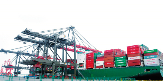 推廣電能替代 廈門建成全國(guó)首個(gè)零排放、全電動(dòng)、全自動(dòng)碼頭