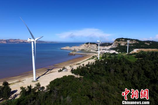 沿海灘而建的風力發(fā)電機?！⊥鯑|明 攝