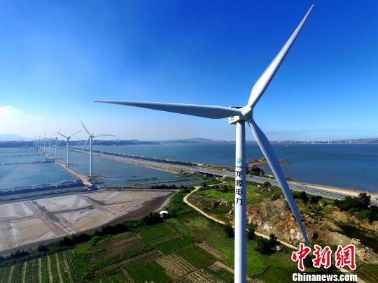 正在運行中的風力發(fā)電機?！⊥鯑|明 攝