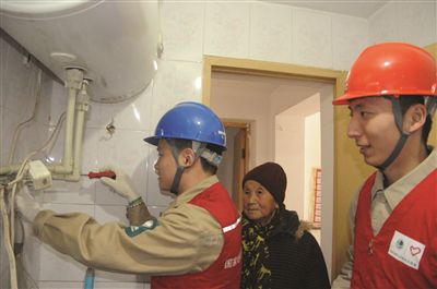 3月4日，值“向雷鋒同志學(xué)習(xí)”紀念日到來之際，南京浦口供電營業(yè)部組織“紅馬甲”青年志愿服務(wù)隊員一行4人來到浦口區(qū)江浦街道新河社區(qū)，開展以“志愿服務(wù)進社區(qū)寧電春風(fēng)暖人心”為主題的學(xué)雷鋒服務(wù)活動，上門為殘疾人、孤寡老人等弱勢群體義務(wù)檢修線路、排除隱患、宣傳安全用電常識。圖為服務(wù)隊員為80周歲的孤寡老人竇文華維修電熱水器插座、照明燈具。趙瑞斌張瑋