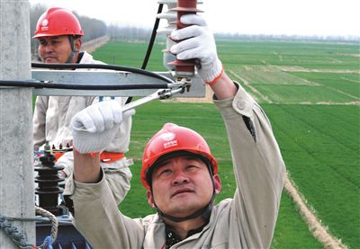 盱眙是蘇北農(nóng)業(yè)大縣，為更好地做好春耕春種用電服務(wù)工作，3月份以來，盱眙縣供電公司組織員工對該縣19個鄉(xiāng)鎮(zhèn)615個電灌站設(shè)備、線路進行巡視，消除避雷器損壞、電桿傾斜、變壓器缺油等缺陷45個，當(dāng)好農(nóng)民春耕春種后勤兵。圖為3月5日盱眙縣供電公司兩名員工為該縣鐵佛鎮(zhèn)李圩村電灌站更換避雷器。