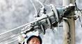 《情暖大山》四川達(dá)州供電公司員工在大山深處除冰保電。（何健 攝）