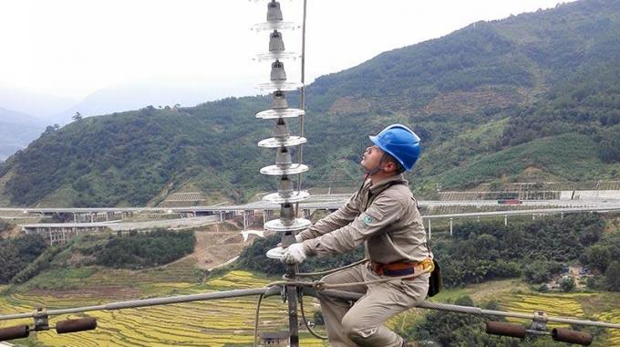 高空線路秋檢 確?？煽抗╇? /></a>
				<span>高空線路秋檢 確?？煽抗╇?/span>
			</li>
			<li>
				<a href=