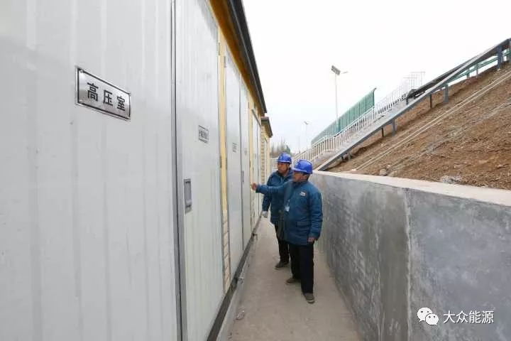漲知識！高速公路上汽車怎么邊跑邊？