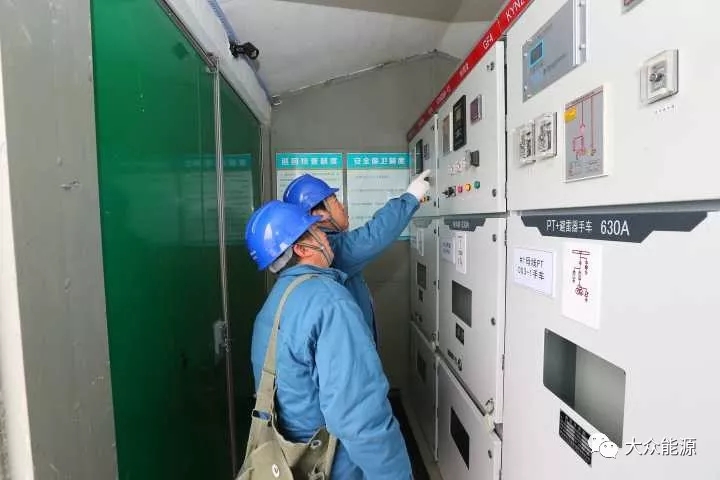 漲知識！高速公路上汽車怎么邊跑邊？
