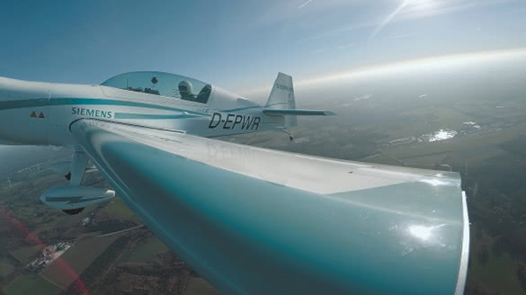 Extra 330LE電動飛機采用西門子電機，創(chuàng)造了全新世界紀(jì)錄