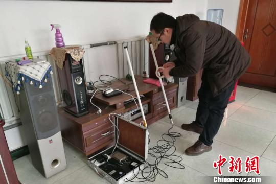 國家電網(wǎng)技術(shù)人員在在河北省淶水縣南郭下村的分布式光伏扶貧電站研發(fā)5G技術(shù)傳輸?！≮w明 攝