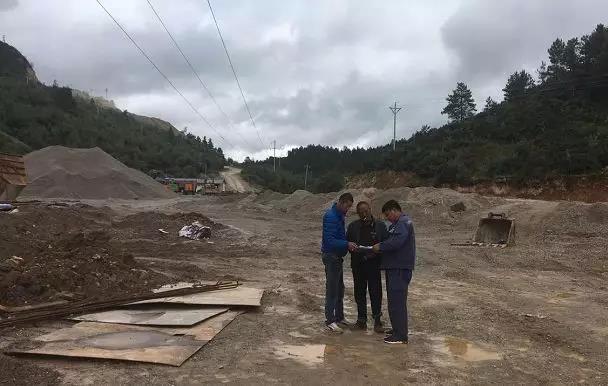 聽(tīng)說(shuō)最近輸電線路和鐵塔“火”啦！