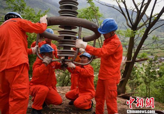 圖為電力工人首次在特高壓復(fù)奉線重慶段開展整串絕緣子串更換工作。　周毅 攝
