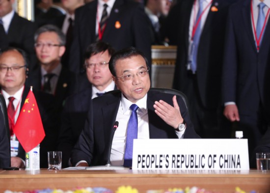 當?shù)貢r間5月9日上午，李克強總理在出席中日韓領導人會議時表示，亞洲國家數(shù)量眾多，發(fā)展水平差異較大。中日韓發(fā)展走在亞洲前列，應集聚三方優(yōu)勢，通過“中日韓+X”模式，在產(chǎn)能合作、減貧、災害管理、節(jié)能環(huán)保等領域?qū)嵤┞?lián)合項目，發(fā)揮三方在裝備、技術、資金、工程建設等方面的各自優(yōu)勢，共同開拓第四方甚至多方市場，帶動和促進本地區(qū)國家實現(xiàn)更好更快發(fā)展。