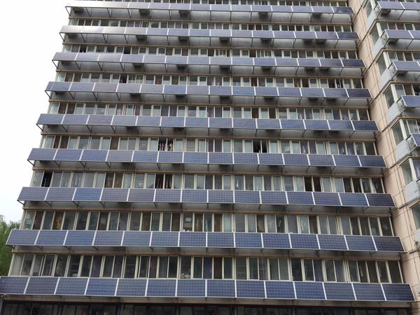 “高能”！北交大一宿舍樓外墻“爬滿”太陽能板