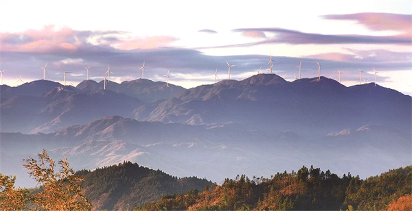 圖片新聞：新寧縣海拔1600多米高山嶺上風(fēng)電機組全部投入運行