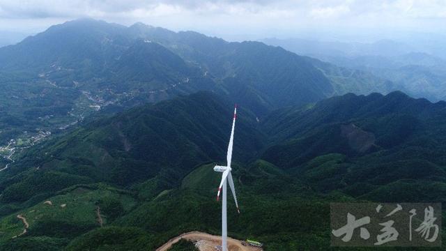 芙蓉山巔“電芙蓉”開花 風(fēng)力發(fā)電首臺機組順利安裝