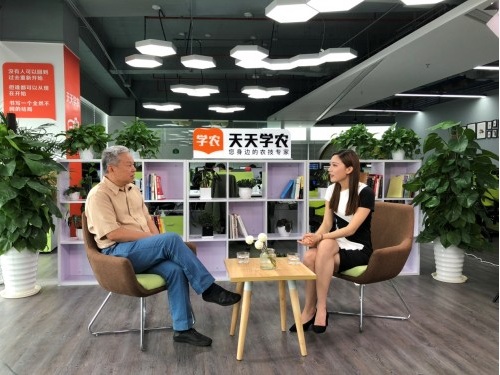 響應(yīng)總理號(hào)召，天天學(xué)農(nóng)用手機(jī)“新農(nóng)具”助力鄉(xiāng)村振興