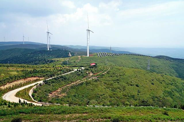 風(fēng)光絕美搭配 ！無人機與風(fēng)力發(fā)電機“試比高”