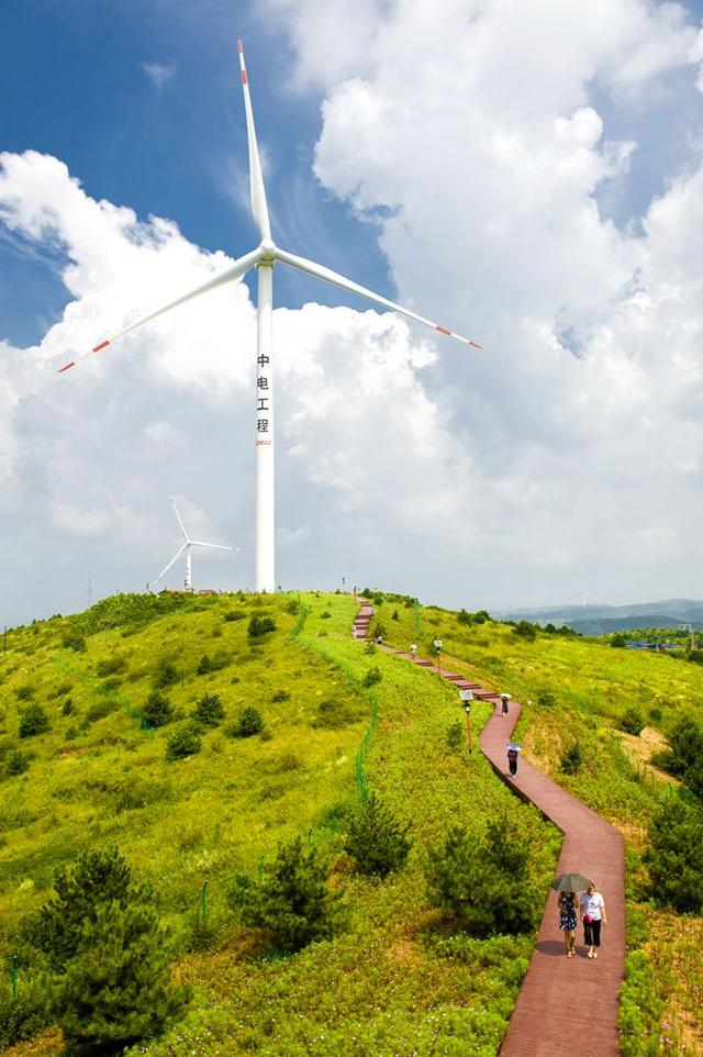 風(fēng)光絕美搭配 ！無人機與風(fēng)力發(fā)電機“試比高”