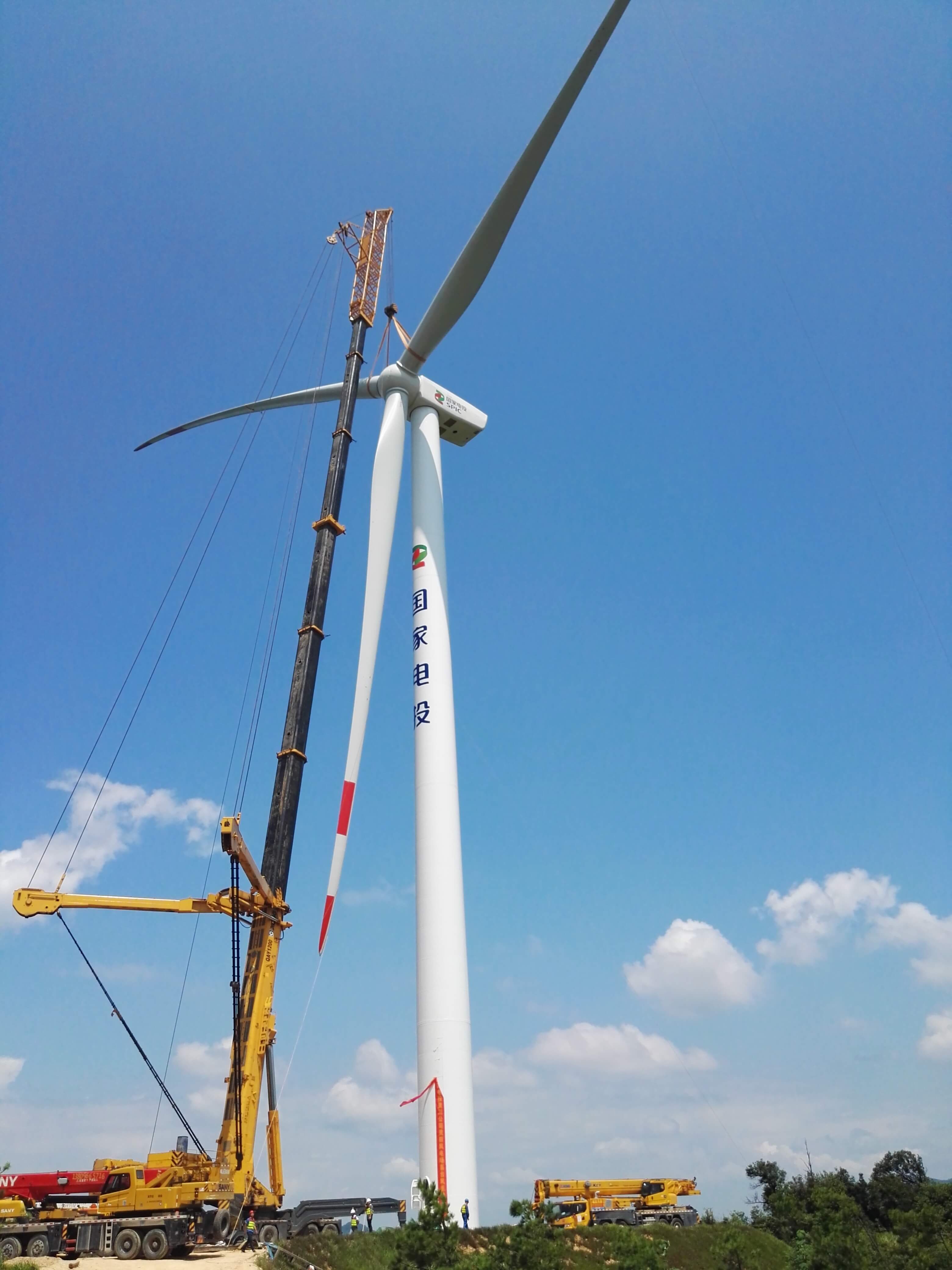 靈川縣靈田風(fēng)電場首臺機(jī)組吊裝完成