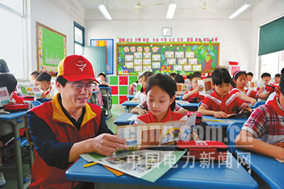 近日，浙江富陽供電公司紅船共產(chǎn)黨員服務(wù)隊走進(jìn)校園，隊員們用自制的用電教具，簡單易懂地向孩子們介紹電力常識和安全用電方法，增強(qiáng)孩子們的自我保護(hù)意識。