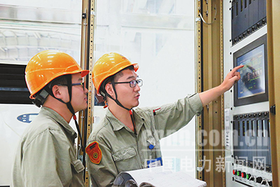 近日，國(guó)電哈密煤電開(kāi)發(fā)有限公司在2號(hào)機(jī)組檢修期間，開(kāi)展了“C修微課堂”崗位練兵活動(dòng)，助力青工成長(zhǎng)成才，掀起了“學(xué)技術(shù)、提素質(zhì)”的熱潮。圖為該公司電氣二次班勵(lì)磁專工在講解勵(lì)磁小電流試驗(yàn)原理。