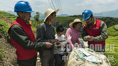 近日，湖北鶴峰供電公司走馬供電所員工開(kāi)展安全用電知識(shí)宣傳活動(dòng)，將安全用電知識(shí)送到木耳山茶葉采摘現(xiàn)場(chǎng)。