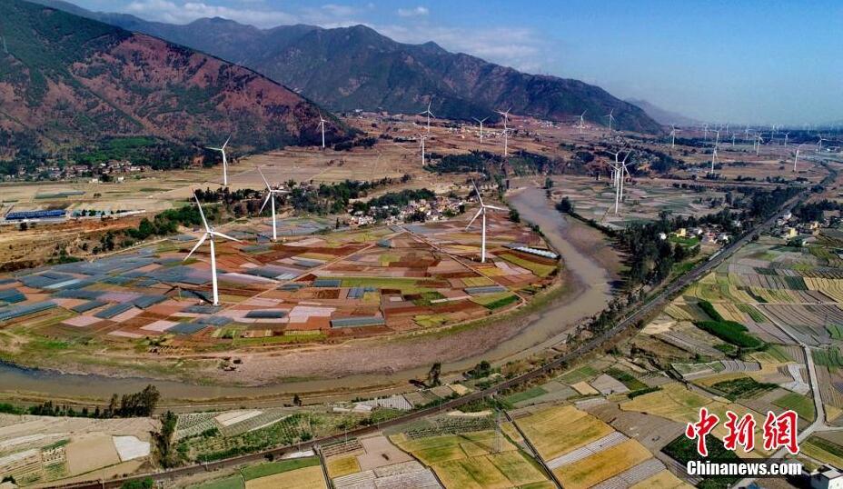 4月8日，四川德昌縣安寧河峽谷200余座風(fēng)電，與成昆鐵路、京昆高速公路、田園和大山相融，成為一道靚麗的風(fēng)景。