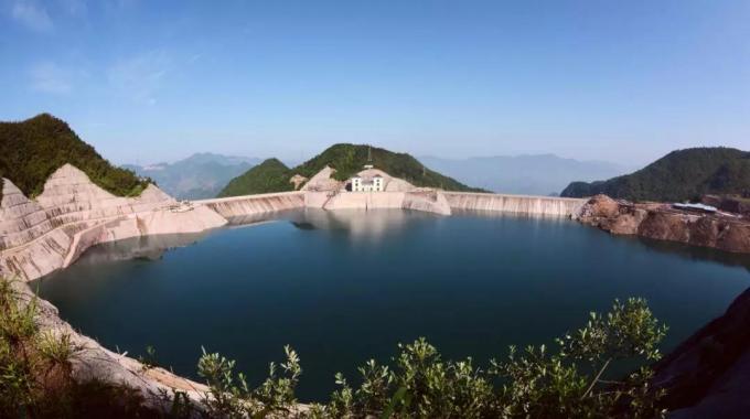 浙江仙居抽水蓄能電站（建成）  仙居抽水蓄能電站位于浙江仙居縣，極大節(jié)省了系統(tǒng)電源建設(shè)投資，據(jù)2015年水平系統(tǒng)運(yùn)行模擬計(jì)算，電站使系統(tǒng)火電綜合調(diào)峰幅度降低2.44%，節(jié)約系統(tǒng)標(biāo)準(zhǔn)煤耗15.48萬(wàn)噸。