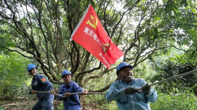      9月17日，該局組織搶修人員544人次、車輛154臺(tái)次，成立了9支黨員突擊隊(duì)、8支青年突擊隊(duì)投入到搶修復(fù)電戰(zhàn)役中。