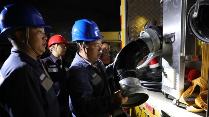 電力應(yīng)急排澇車兼具發(fā)電和排澇的功能，不需依賴外接電源，在應(yīng)急搶修過程中使用十分方便。只要將一端的水管插入積水，另一端接入河道，啟動電機便可迅速排水。這臺大功率排澇車的特點是吸力大、吸程高，最大吸水深度可達(dá)20左右，每分鐘的抽水量大1000升，若水深在10米以內(nèi)，每分鐘的吸水量可到1800升至2000升。