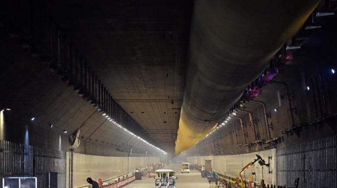  廣東電網(wǎng)公司承擔(dān)著對人工島及港珠澳大橋本體工程的供電任務(wù)，同時為粵港澳三地的綜合運輸體系和高速路網(wǎng)提供電力保證。早在港珠澳大橋于2009年12月15日正式動工以來，廣東電網(wǎng)公司珠海供電局便成立了港珠澳大橋供電專項服務(wù)小組，9年間一直跟隨建設(shè)進度及時滿足各項用電需求。