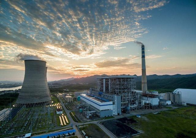 我國的火電廠燃燒一噸的煤礦，能產(chǎn)生多少電量？