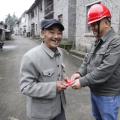 這位大爺順手一個小動作，供電公司獎勵他500元！